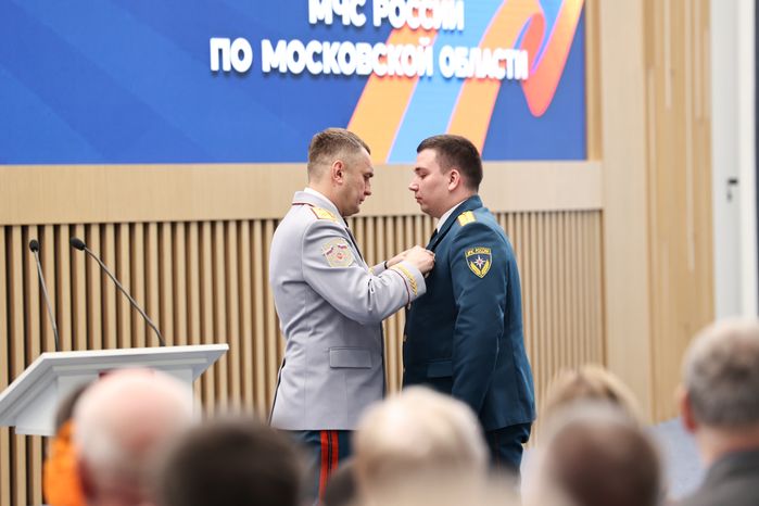 Сотрудников МЧС поздравили с Днем спасателя и 35-летием ведомства