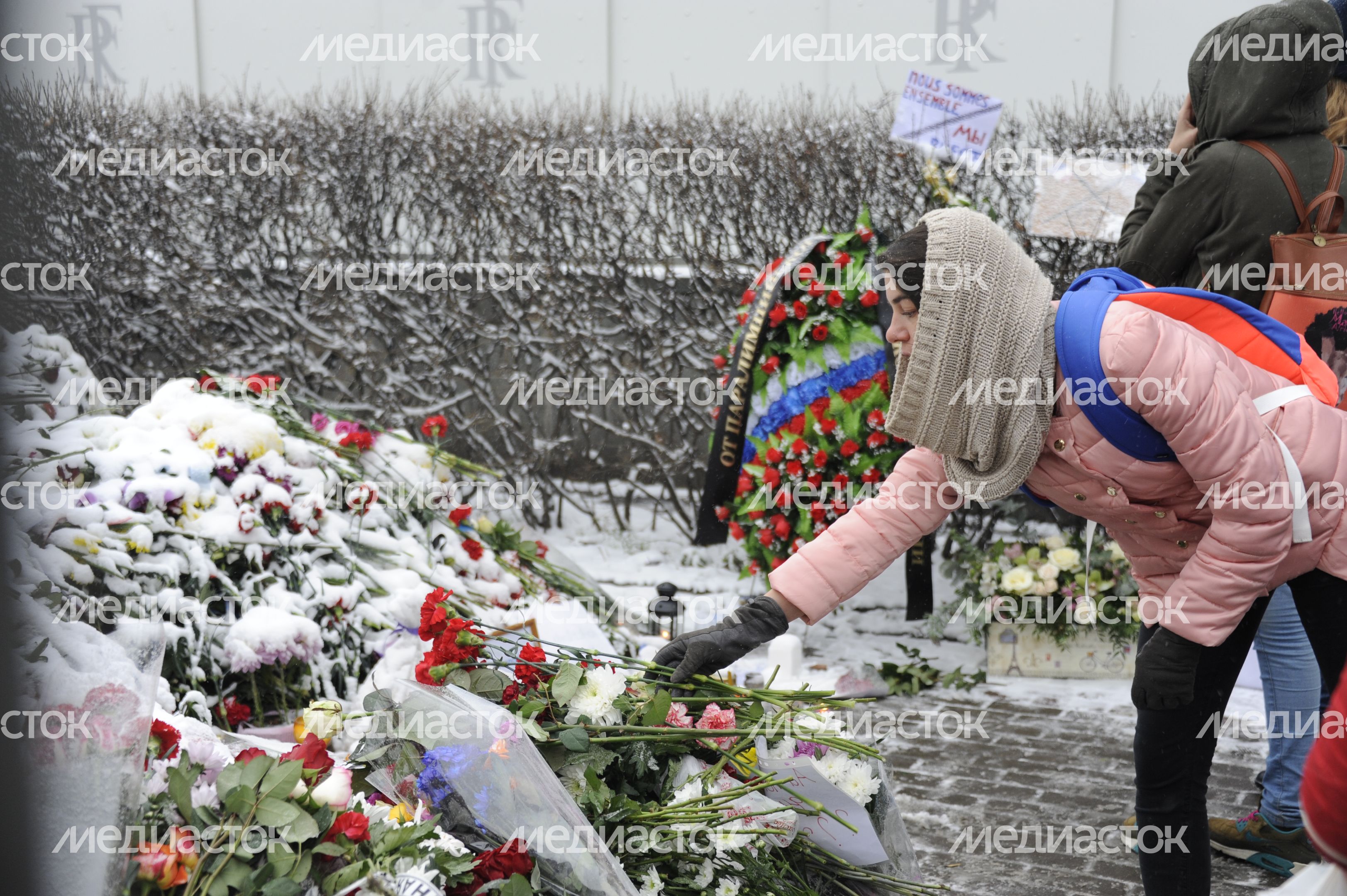 Цветы у посольства Франции в Москве