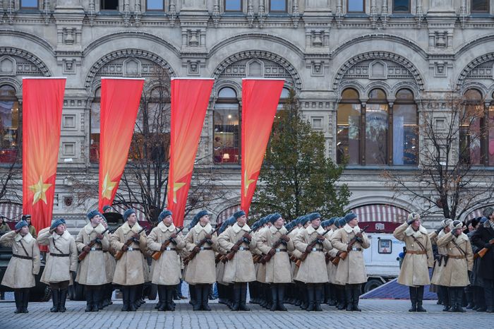 Торжественный марш в честь парада 1941 года на Красной площади в Москве