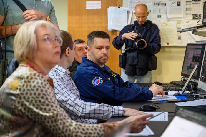 Комиссия наблюдает за экипажем космонавтов МКС-75 на комплексной тренировке в Звездном городке