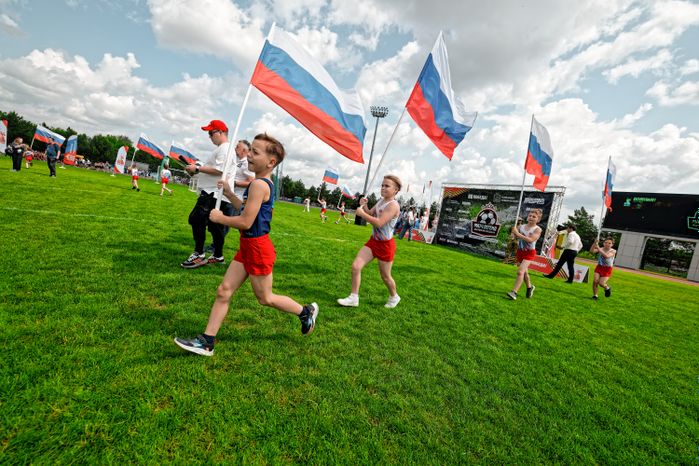 Мастер-класс для молодых футболистов от легенд отечественного футбола в матче проекта «Выходи во двор»