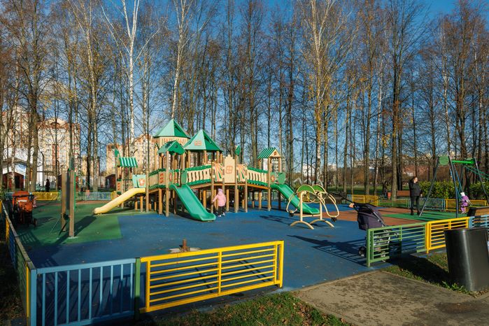 Детская площадка в Городском парке культуры и отдыха Долгопрудного осенью