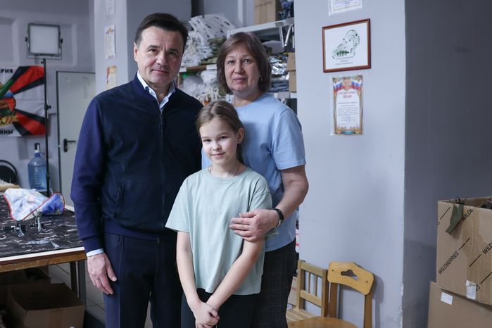 Андрей Воробьев посетил мастерскую волонтерского объединения «Zамаскируем СВОих»