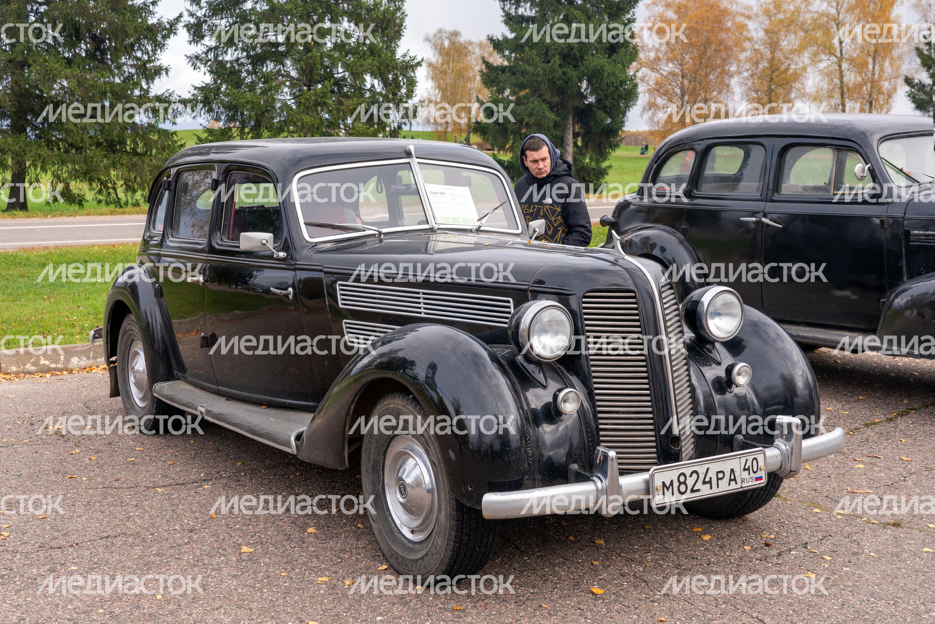 Автомобиль Opel Admiral на выставке военно-исторического фестиваля «Москва за нами. 1941 год» на Бородинском поле Автомобиль Opel Admiral на выставке военно-исторического фестиваля «Москва за нами. 1941 год» на Бородинском поле