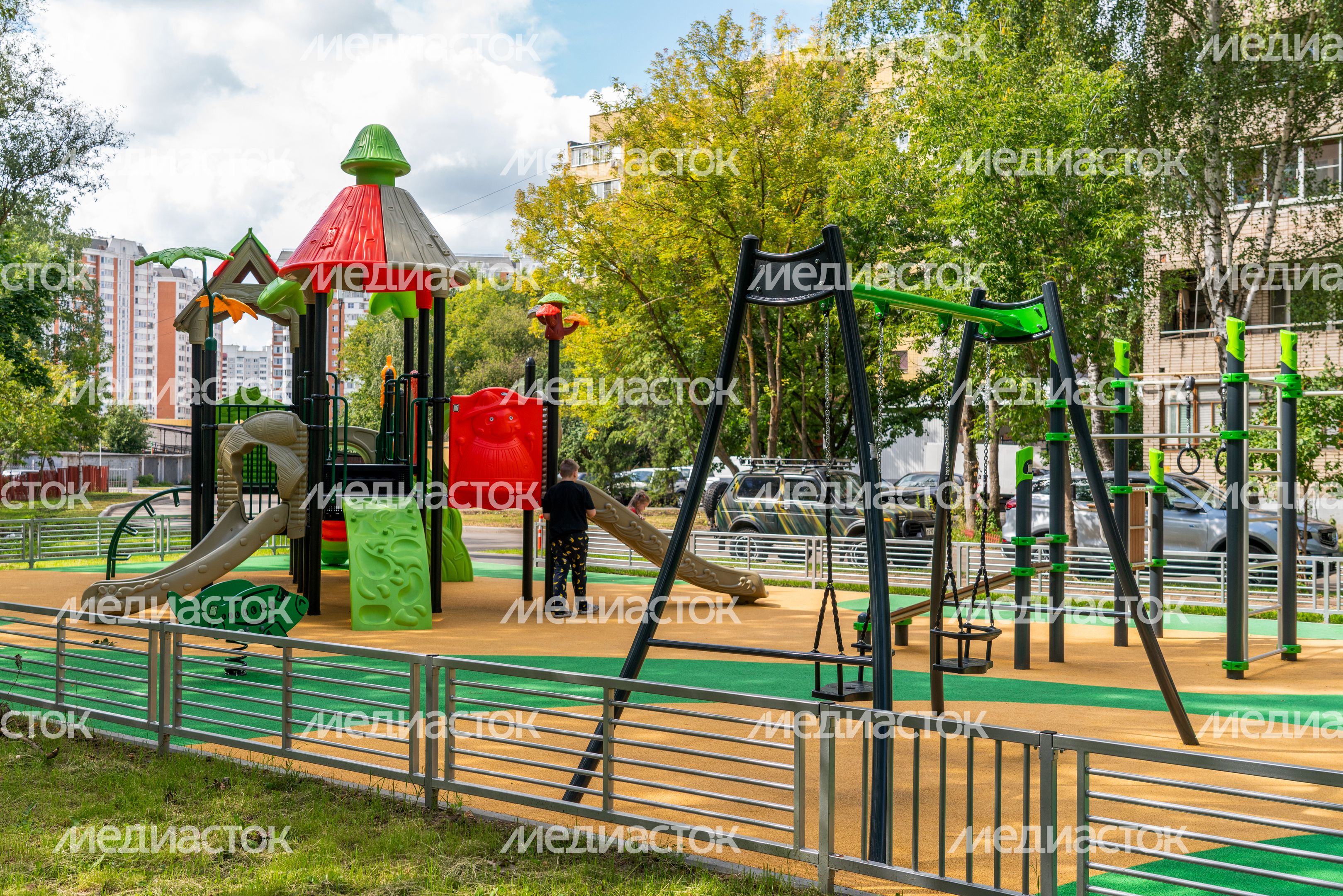 Новая дворовая игровая площадка на улице Мирной, 25 в Лобне