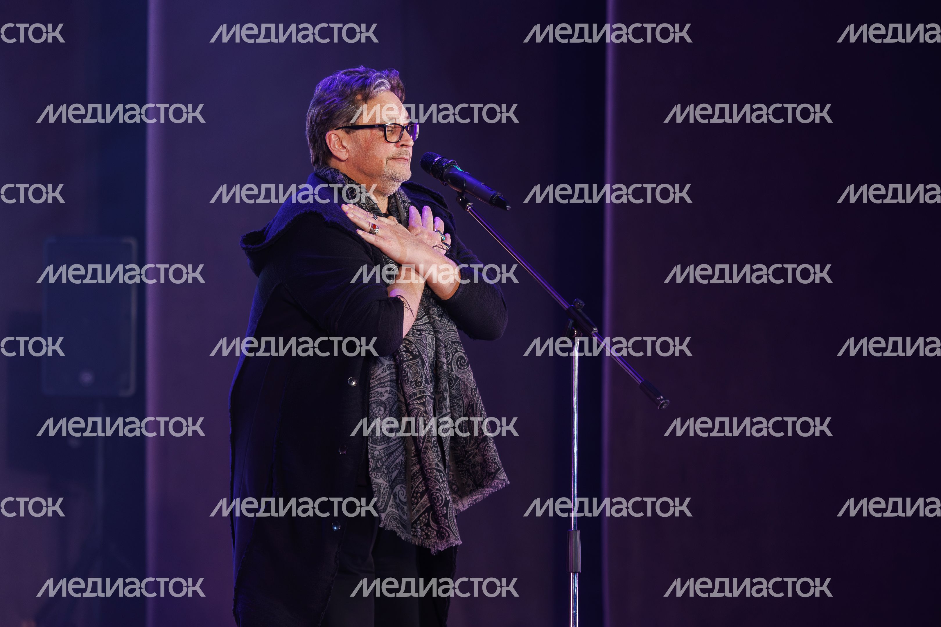 Актер Александр Домогаров на открытии Международного кинофестиваля имени Вячеслава Тихонова «17 мгновений…» Актер Александр Домогаров на открытии Международного кинофестиваля имени Вячеслава Тихонова «17 мгновений…»