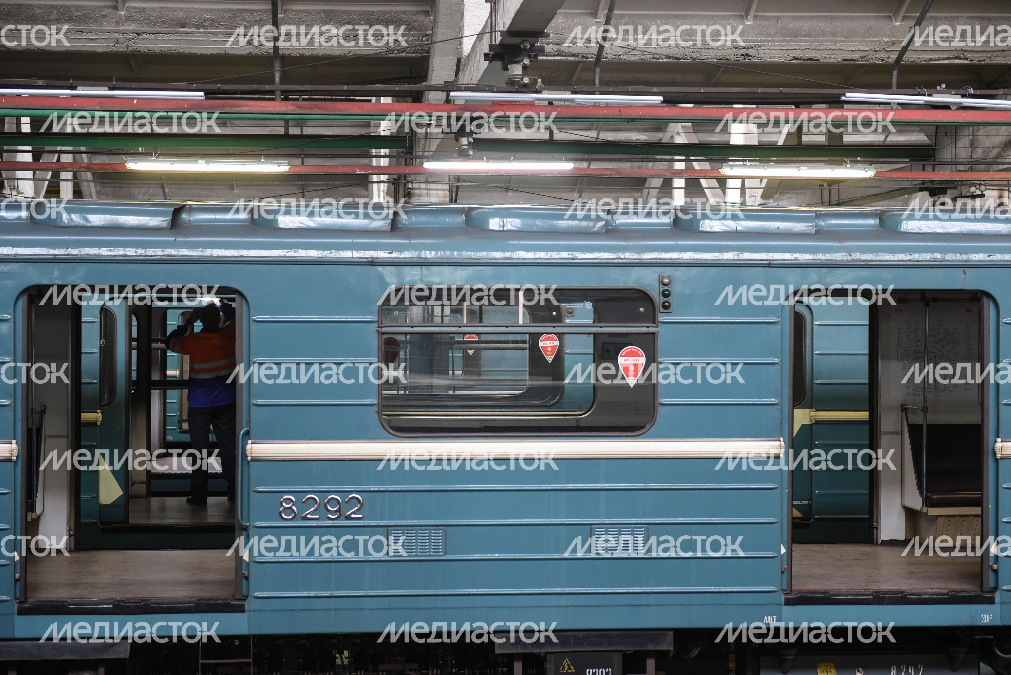 Кварцевание и мытье вагонов метро