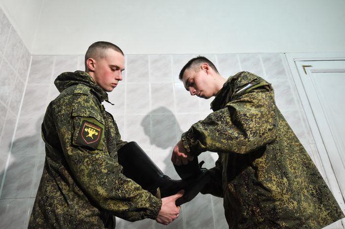 Подготовка военнослужащих отдельного комендантского Преображенского полка к военному параду на Красной площади