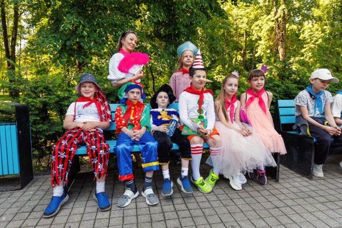 Шествие сказочных героев на открытии книжного фестиваля «Читаем вместе» в парке Мира Мытищ