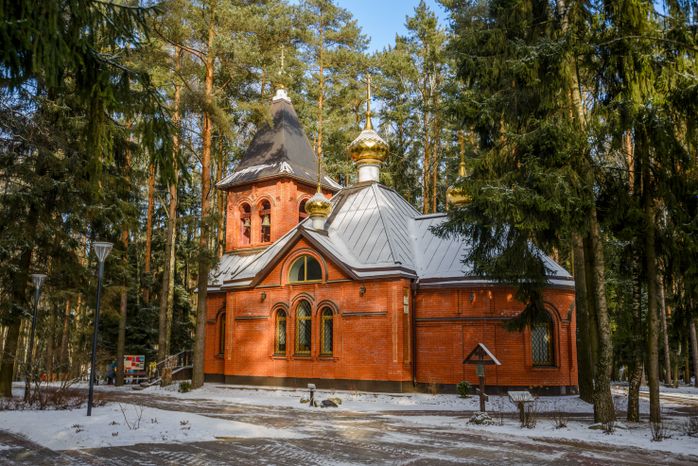 Храм святых благоверных князя Петра и княгини Февронии Муромских в парке культуры и отдыха «Елочки» в Домодедово