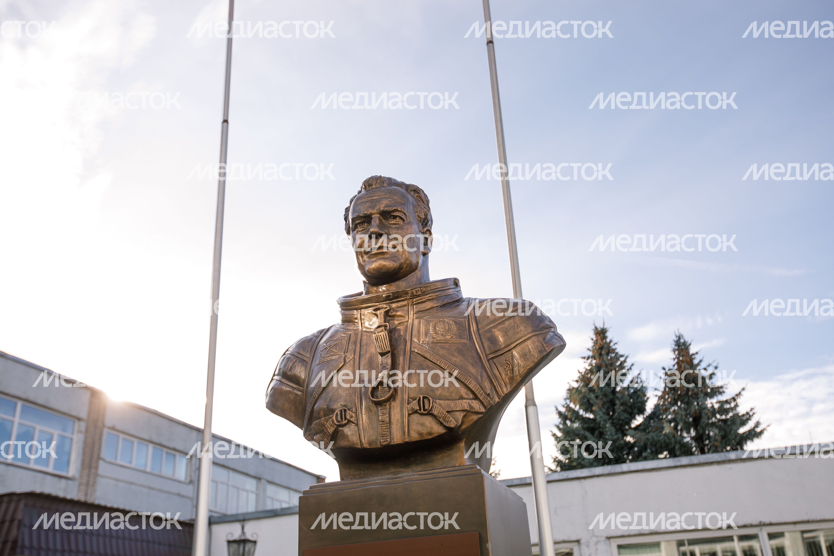 Краснознаменск. Бюст космонавта Германа Титова во дворе лицея № 1 Краснознаменск. Бюст космонавта Германа Титова во дворе лицея № 1