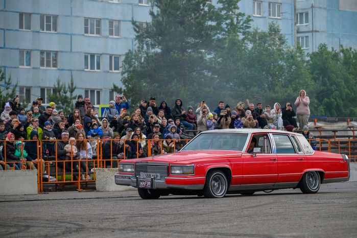 Экстремальная программа, яркие эмоции, адреналин и безумные трюки на автомобилях на шоу каскадеров в Чехове