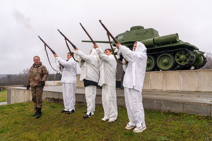 Воинский салют в музее-заповеднике «Бородинское поле» ко Дню Неизвестного солдата