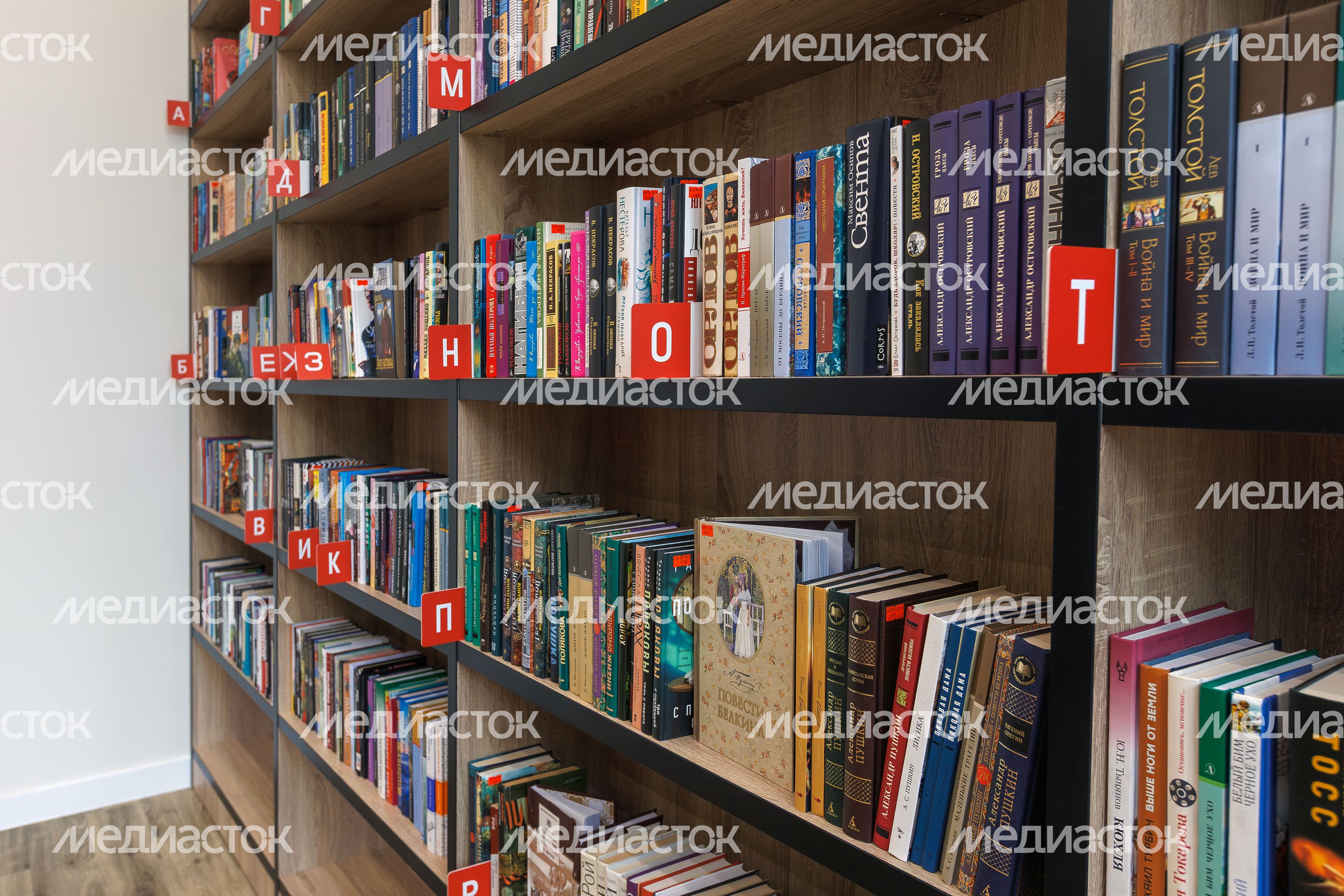 Библиотека в культурно-досуговом центре «Заря» в Балашихе после капитального ремонта Библиотека в культурно-досуговом центре «Заря» в Балашихе после капитального ремонта