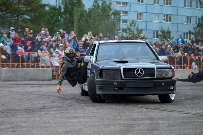 Экстремальная программа, яркие эмоции, адреналин и безумные трюки на автомобилях на шоу каскадеров в Чехове