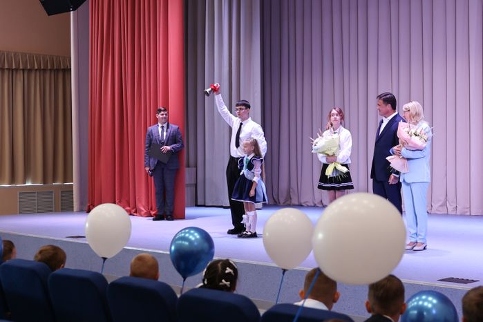 Андрей Воробьев посетил торжественную линейку в новой зарайской школе