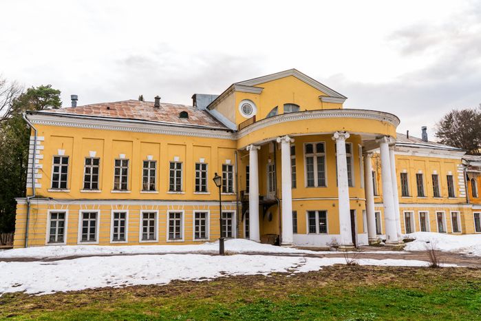 Главный дом усадьбы Суханово Ленинского округа весной