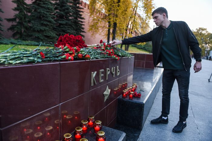Возложение цветов к мемориалу города Керчь в Москве