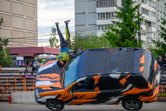 Невероятные трюки на автомобилях на шоу каскадеров в Чехове
