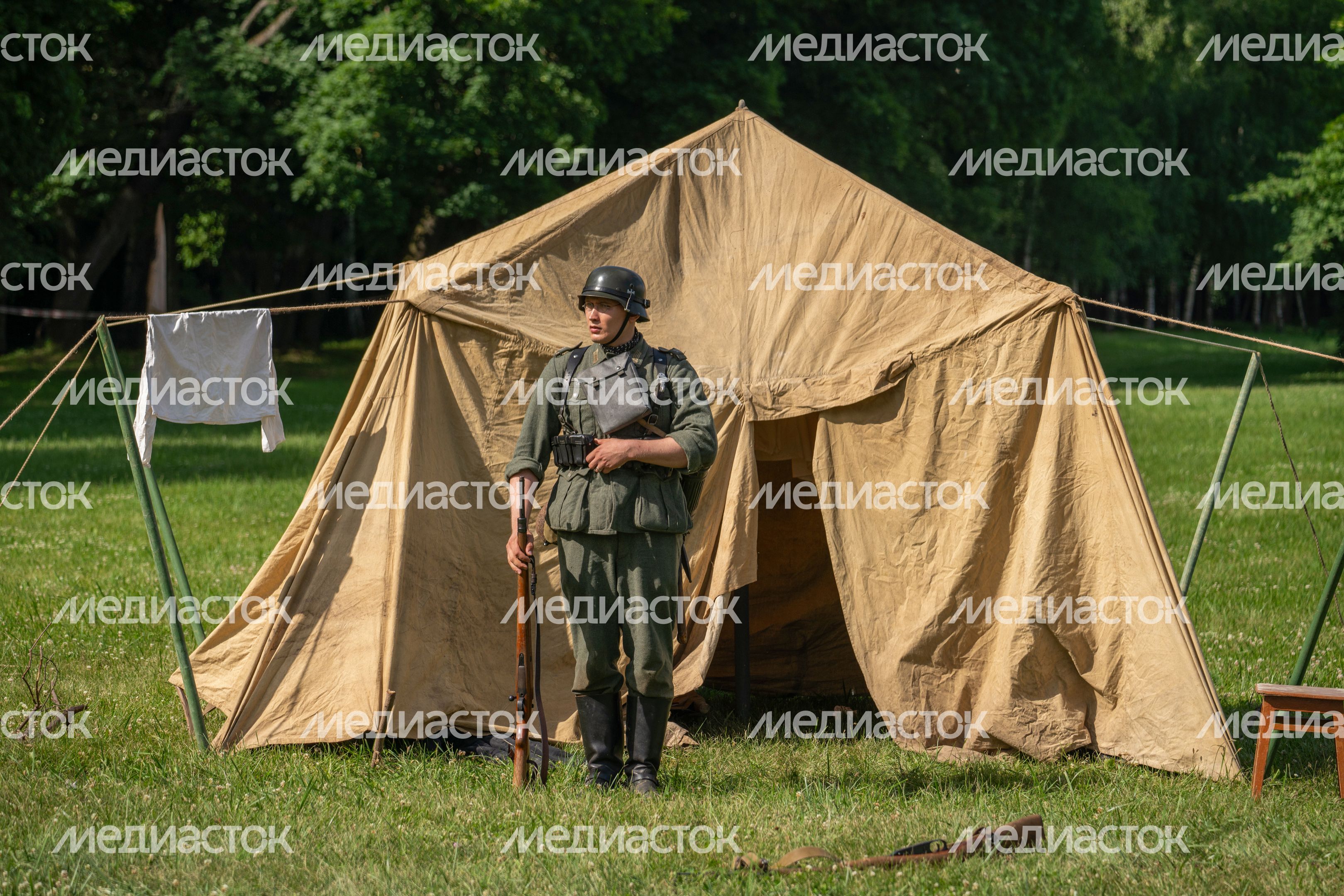 Реконструкция боя на военно-историческом фестивале «Ополчение. По зову сердца» в музее-заповеднике «Горки Ленинские» Реконструкция боя на военно-историческом фестивале «Ополчение. По зову сердца» в музее-заповеднике «Горки Ленинские»