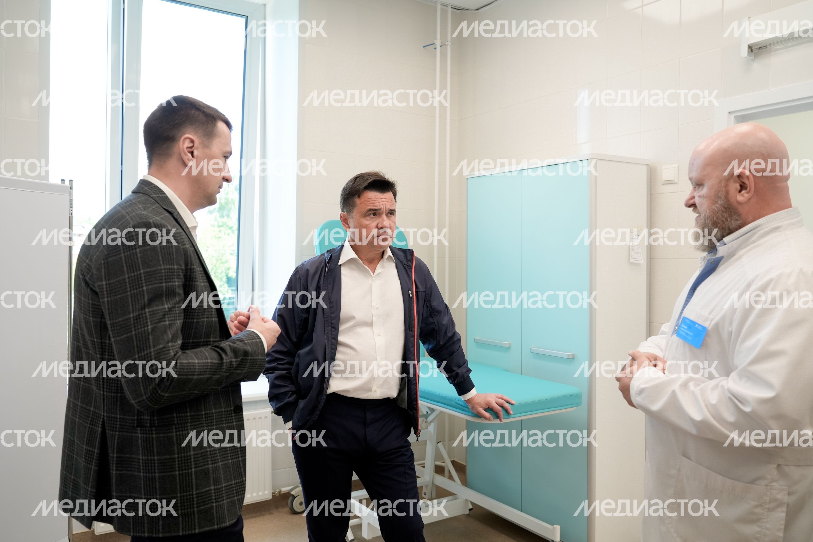 Андрей Воробьев проверил готовность детской поликлиники в Чехове к открытию