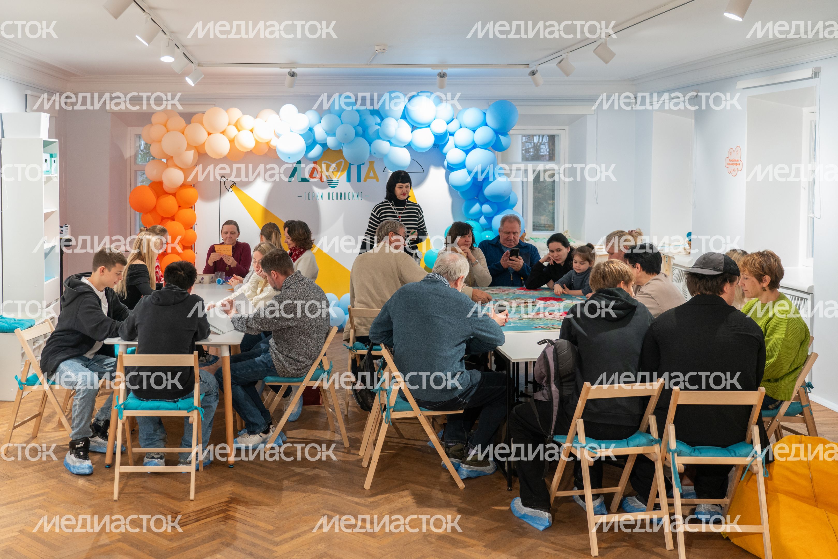 Мастер-класс по созданию картины на Всероссийской акции «Ночь искусств» в музее-заповеднике «Горки Ленинские» Мастер-класс по созданию картины на Всероссийской акции «Ночь искусств» в музее-заповеднике «Горки Ленинские»