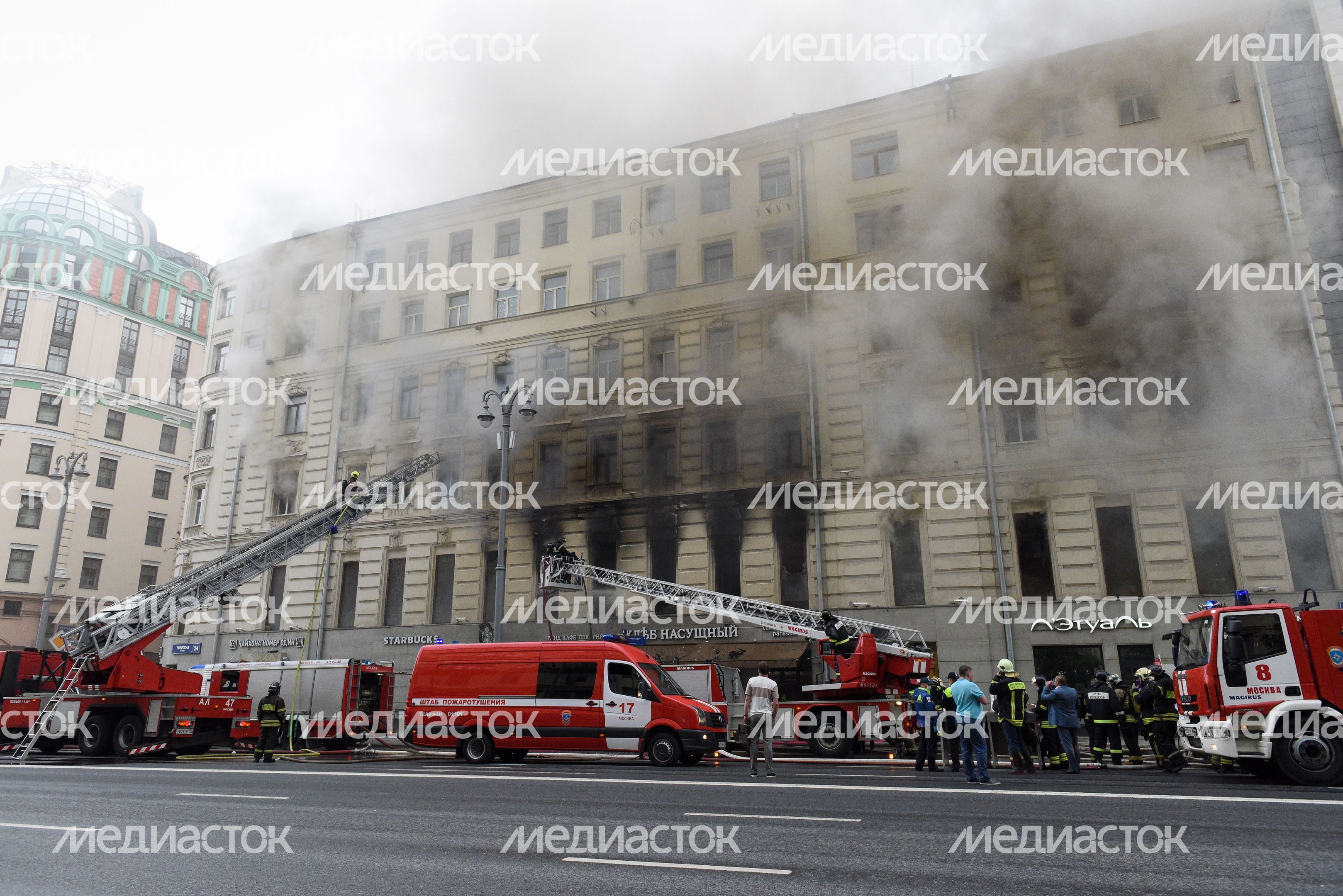 Пожар в реставрируемом здании на Тверской улице в Москве