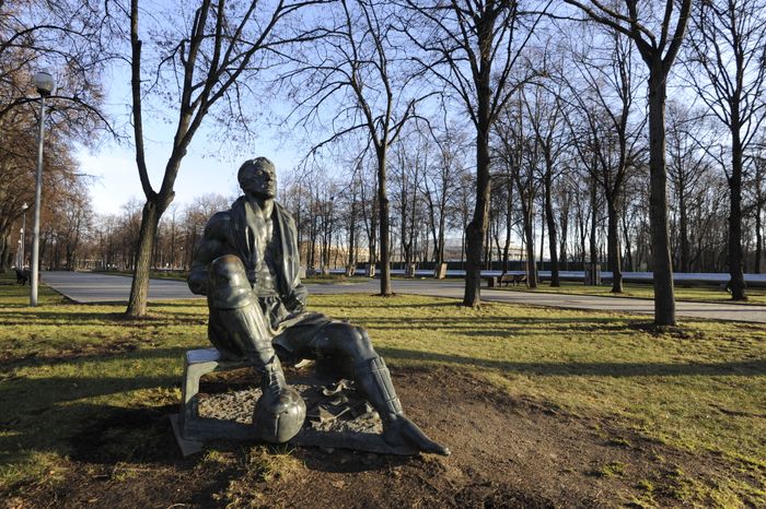 Памятник футболисту Николаю Старостину в Москве