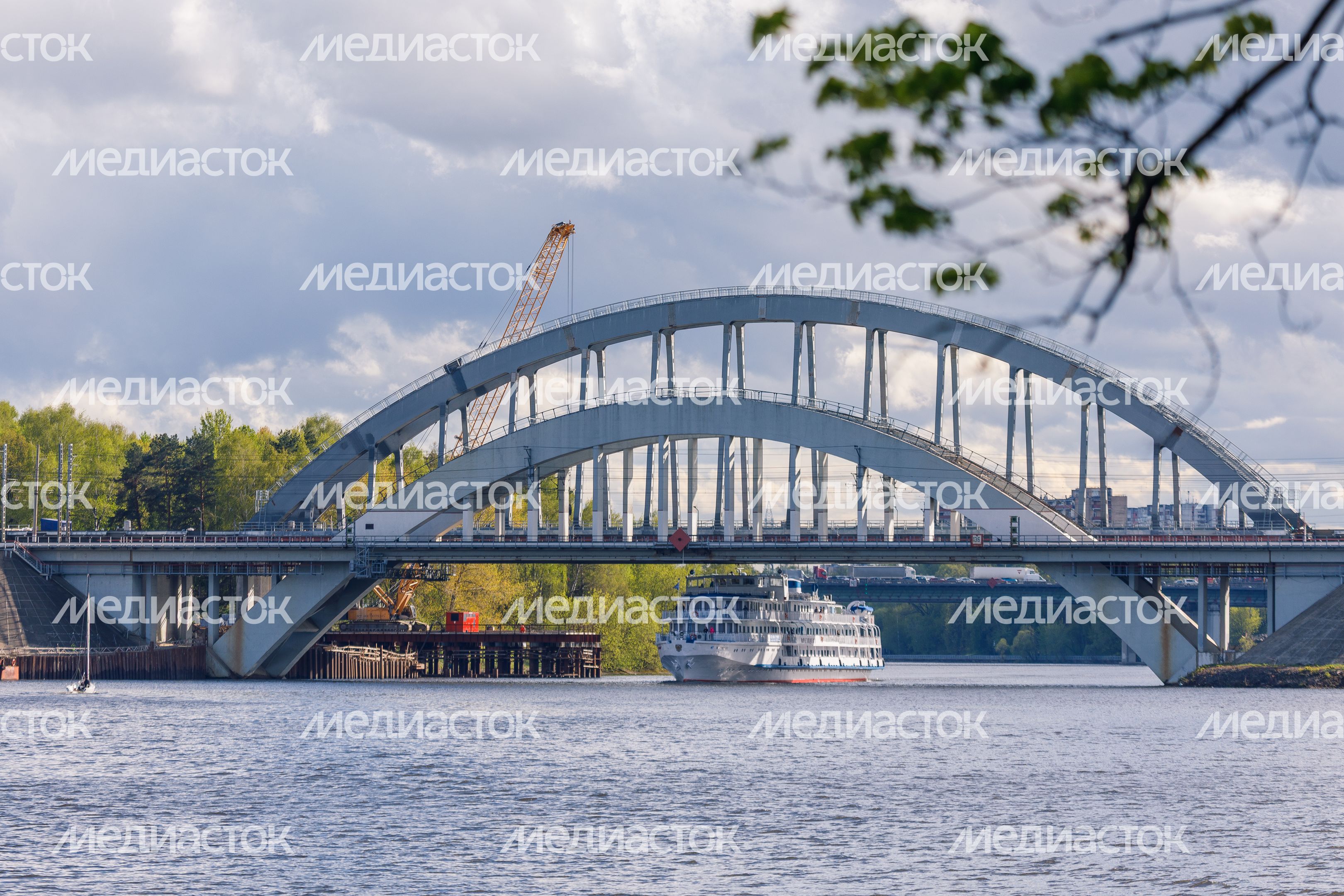 Теплоход на Химкинском водохранилище в Подмосковье Теплоход на Химкинском водохранилище в Подмосковье
