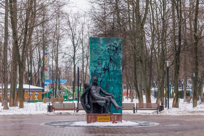 Памятник М.Ю. Лермонтову в парке культуры и отдыха им. В. Талалихина в Подольске