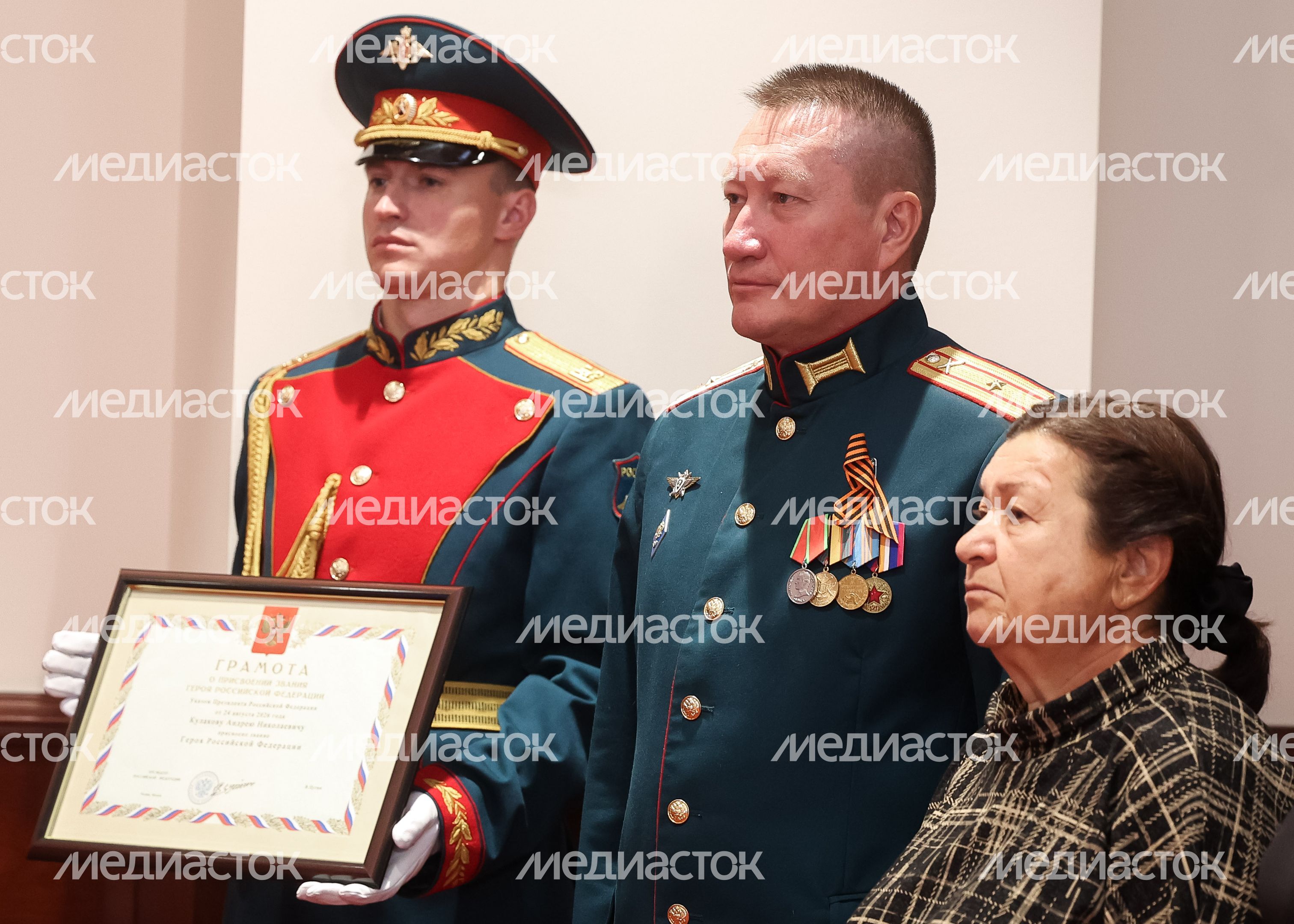 Семье подполковника Андрея Кулакова передали Золотую Звезду Героя России Семье подполковника Андрея Кулакова передали Золотую Звезду Героя России
