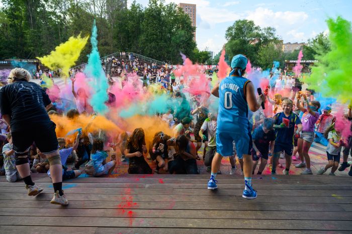 Фестиваль красок Holi Dance в Наташинском парке в Люберцах