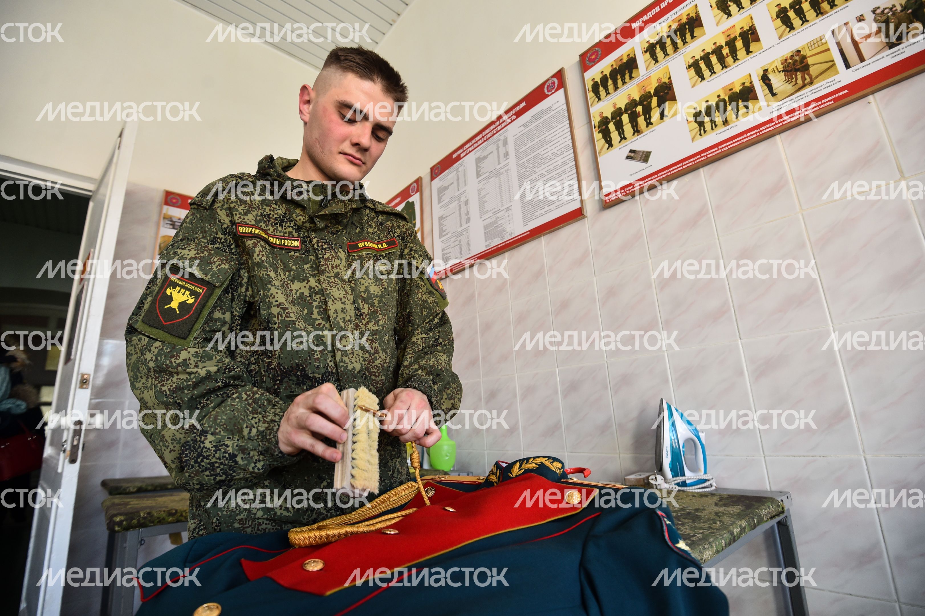 Подготовка военнослужащих отдельного комендантского Преображенского полка к военному параду на Красной площади