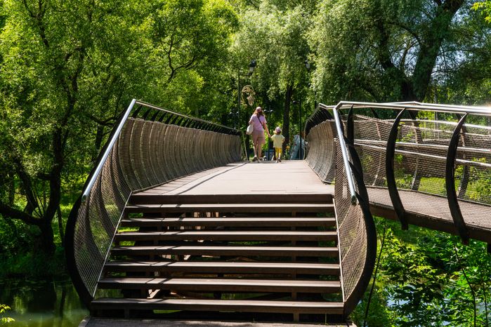 Мост через реку Лопасня в городском парке культуры и отдыха в Чехове летом