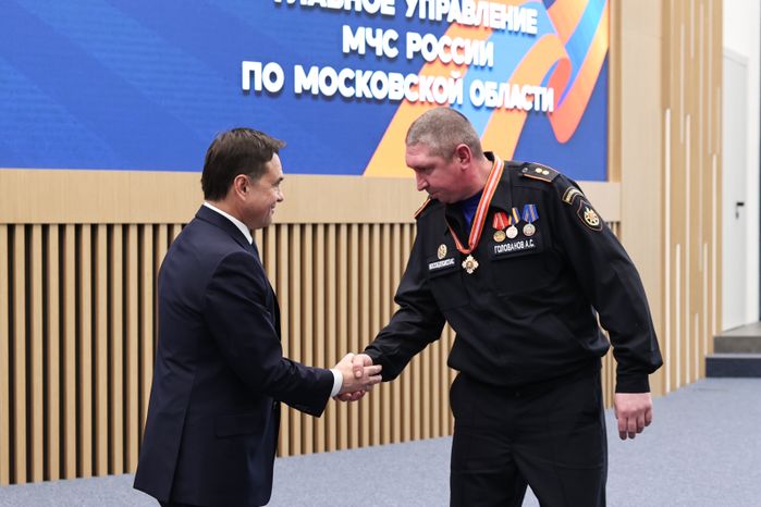 Андрей Воробьев поздравил сотрудников МЧС с Днем спасателя и 35-летием ведомства