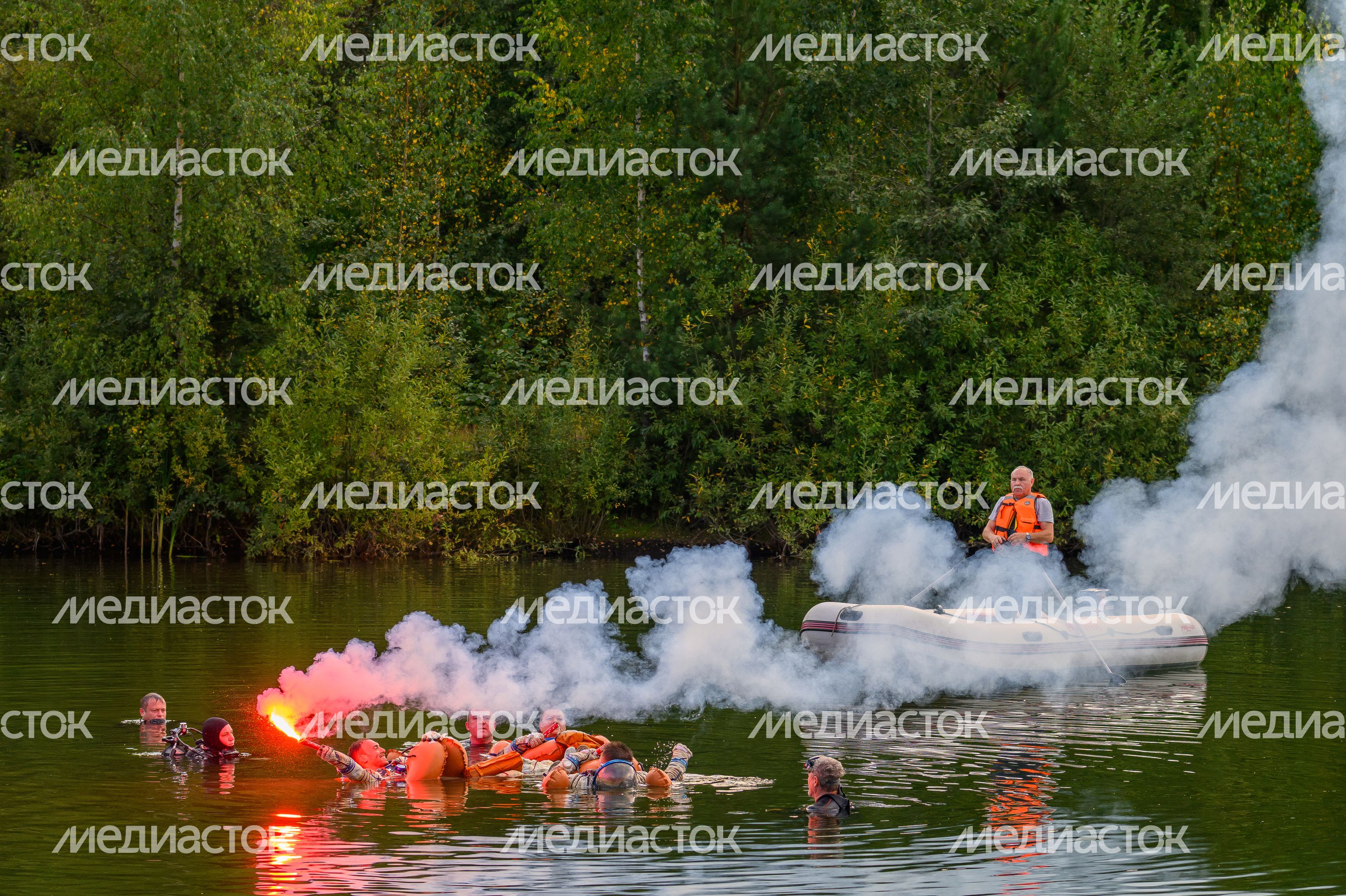 Тренировка космонавтов по действиям после посадки на водную поверхность в Ногинском спасательном центре МЧС России Тренировка космонавтов по действиям после посадки на водную поверхность в Ногинском спасательном центре МЧС России