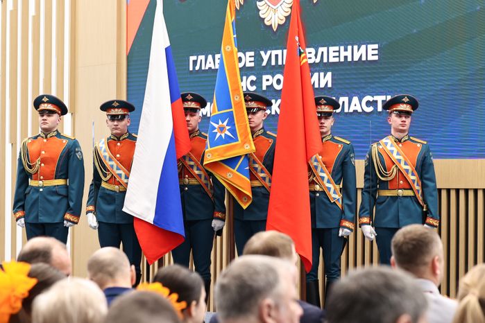 Сотрудников МЧС поздравили с Днем спасателя и 35-летием ведомства