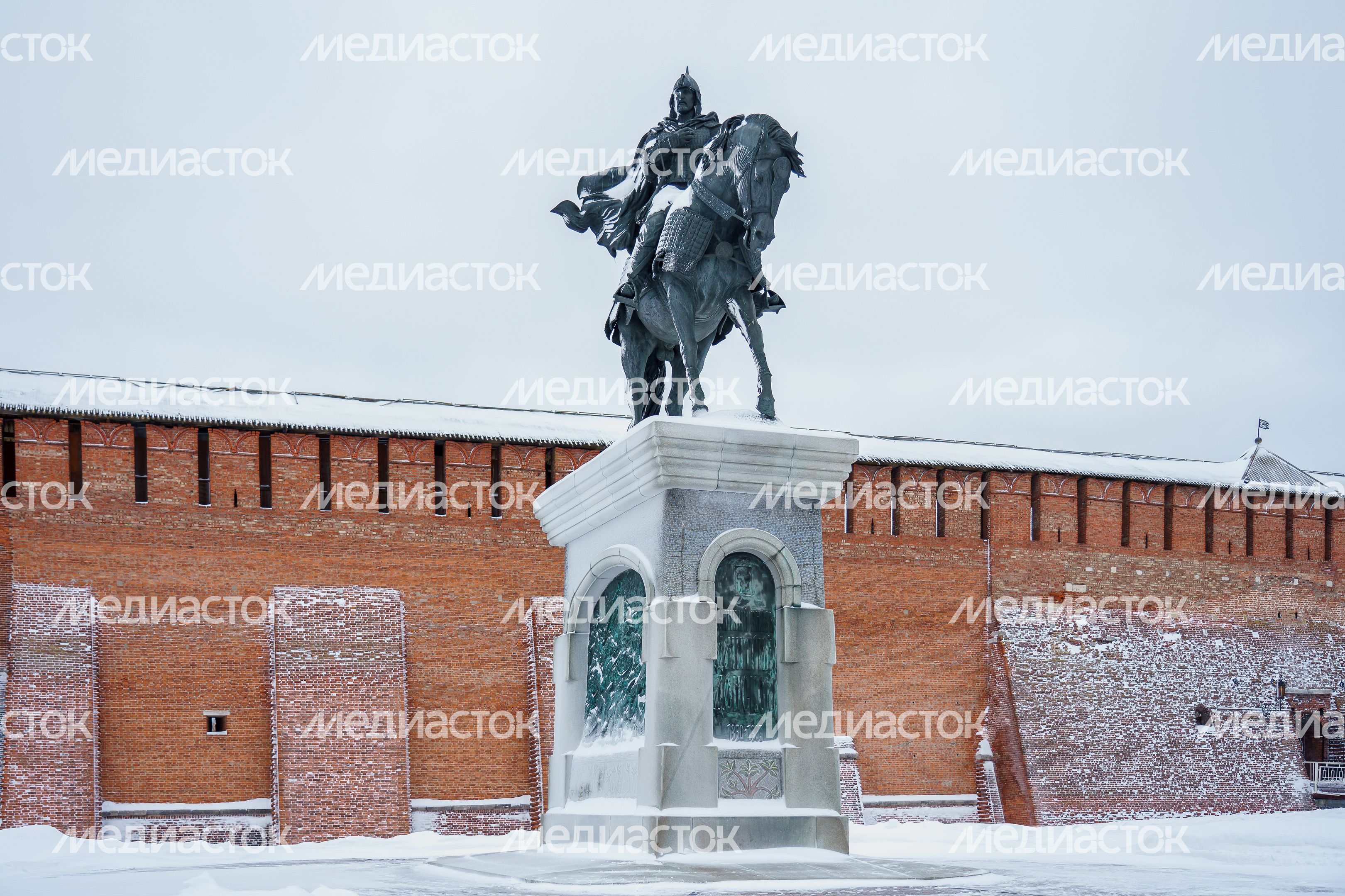 Памятник Дмитрию Донскому у Коломенского кремля