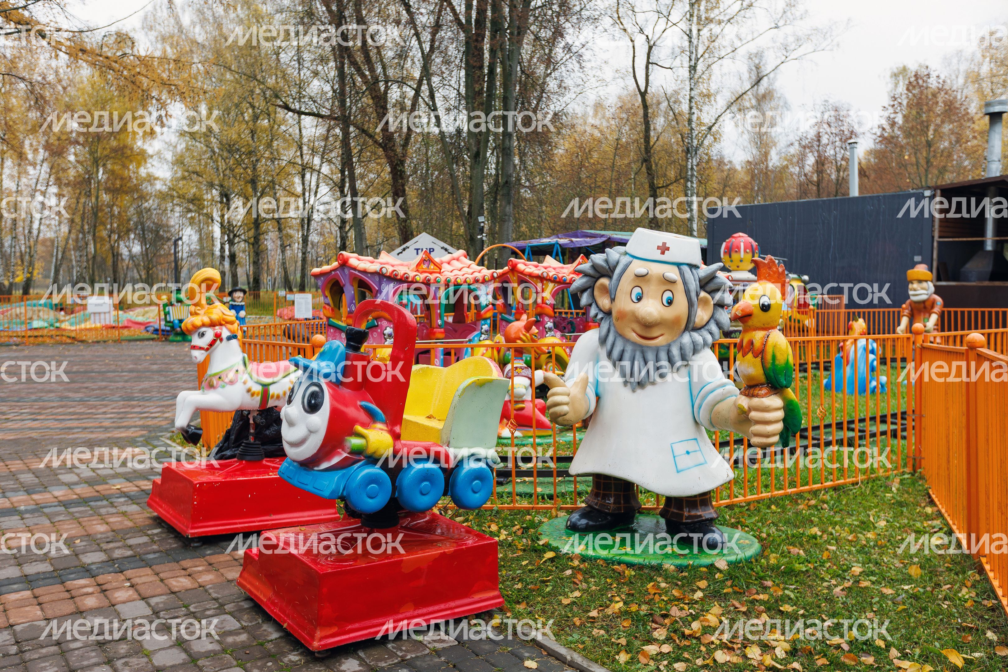 Аттракционы в городском парке культуры и отдыха г. Ивантеевка осенью Аттракционы в городском парке культуры и отдыха г. Ивантеевка осенью