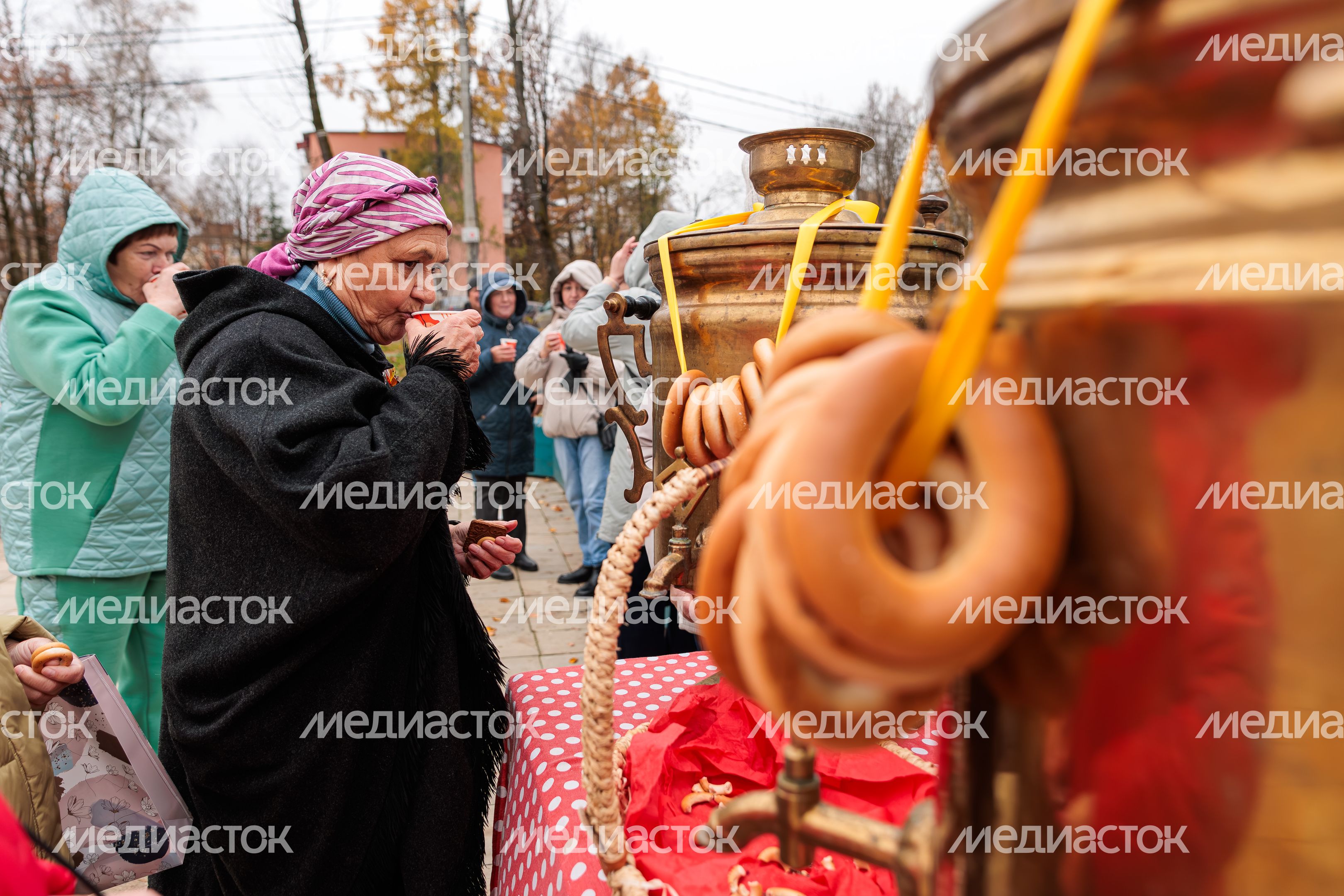 Зрителей угощали чаем с баранками на фольклорном фестивале «Покровские вечерки» в Клину Зрителей угощали чаем с баранками на фольклорном фестивале «Покровские вечерки» в Клину