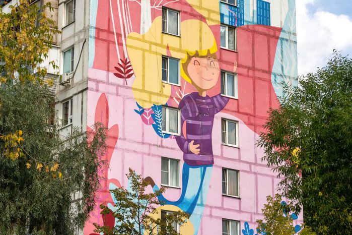 Мурал «Лети к мечте» на фасаде дома по улице Ленина в Лобне