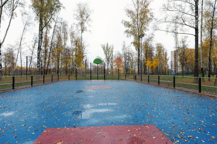 Спортивная площадка в городском парке культуры и отдыха г. Ивантеевка осенью