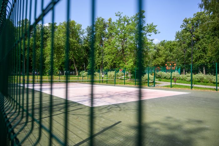 Спортивная площадка в парке культуры и отдыха им. Олега Степанова в Серпухове летом