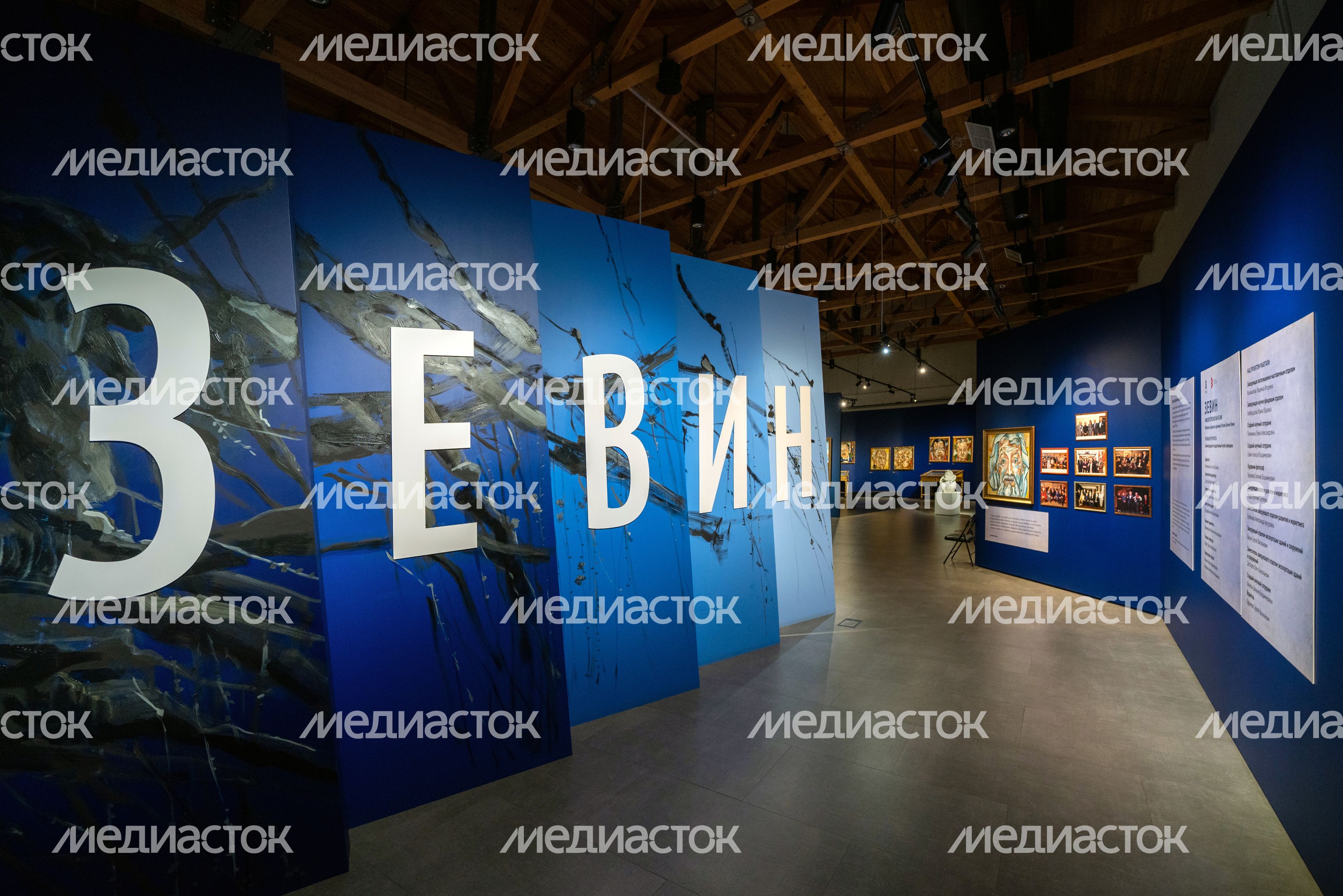 Искусство авангарда в картинах художника Евгения Зевина на выставке «Никологорские фантазии» в Звенигородском манеже