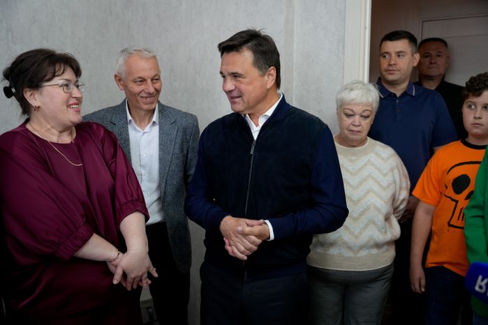 Андрей Воробьев поздравил новоселов, переехавших из аварийного жилья в новую многоэтажку в п. Южный г.о. Подольск