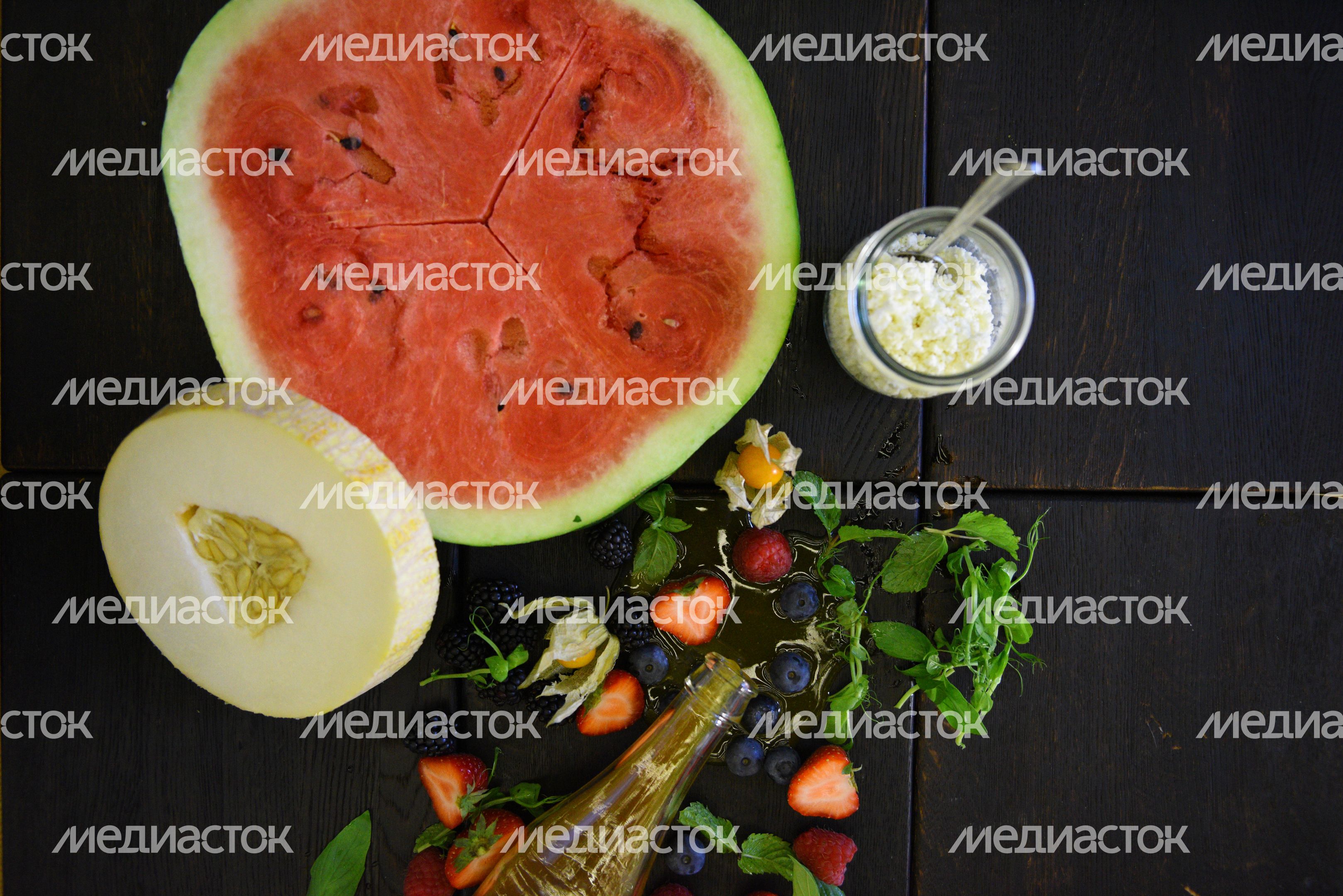 Приготовление десерта из арбуза и дыни