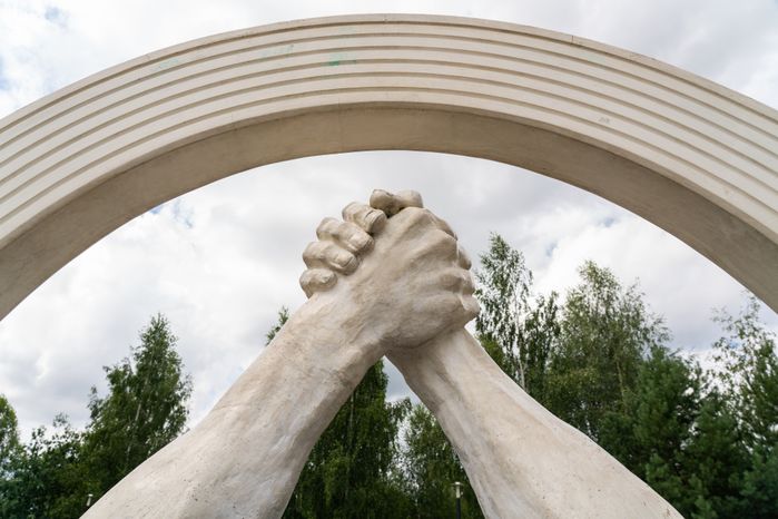 Памятник Дружбы славянских народов в Лотошино