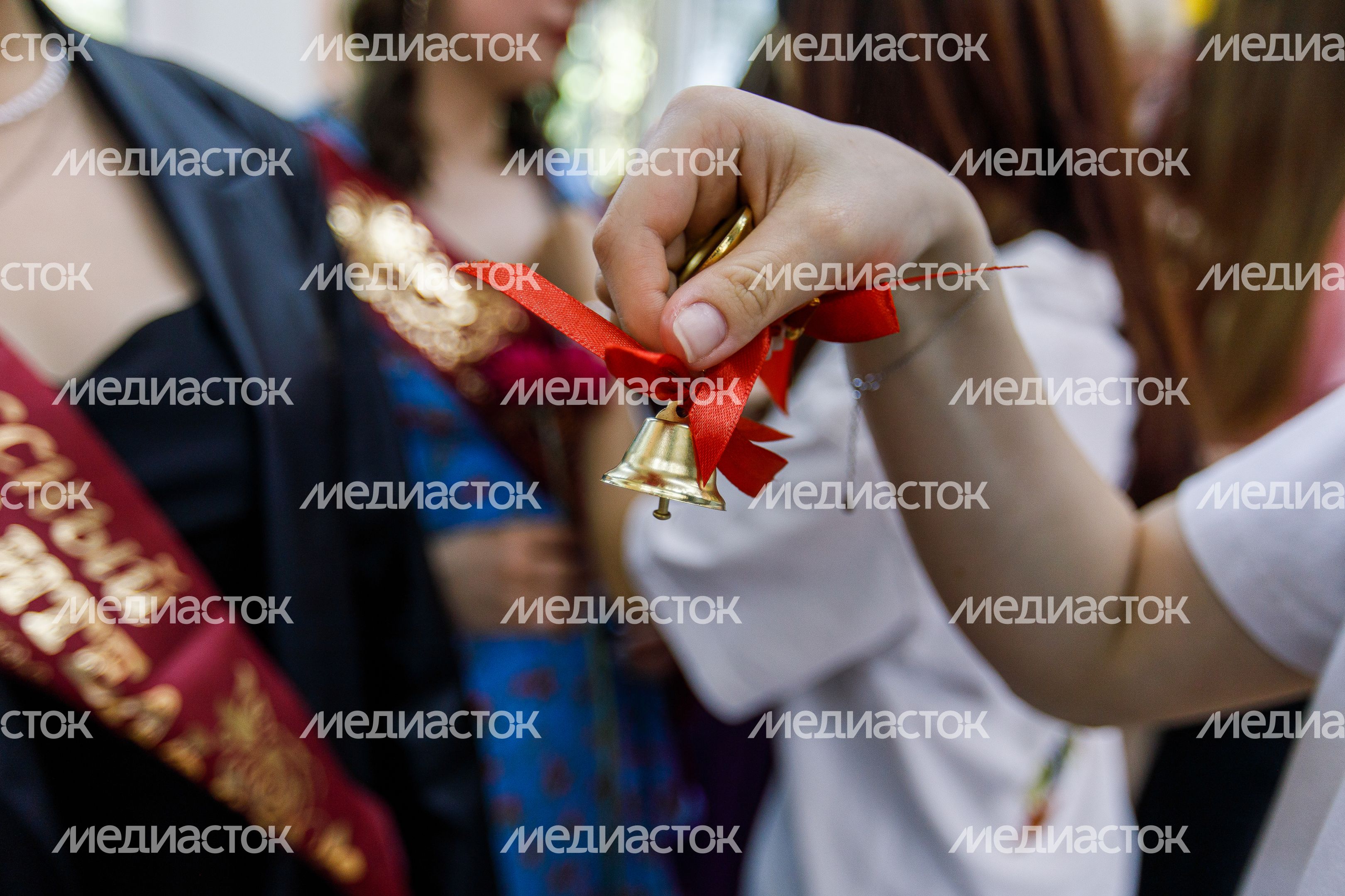 Дубна. Последний звонок в средней школе №9 с углубленным изучением иностранных языков
