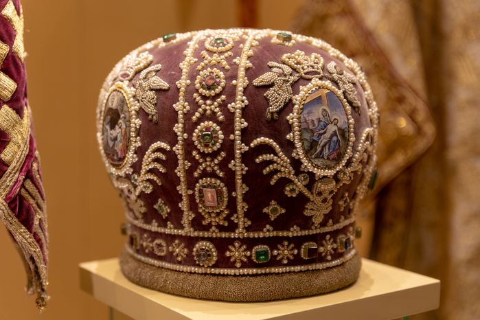 Экспозиция "Реликвии и сокровища Троице-Сергиевой Лавры XVIII-XIX"