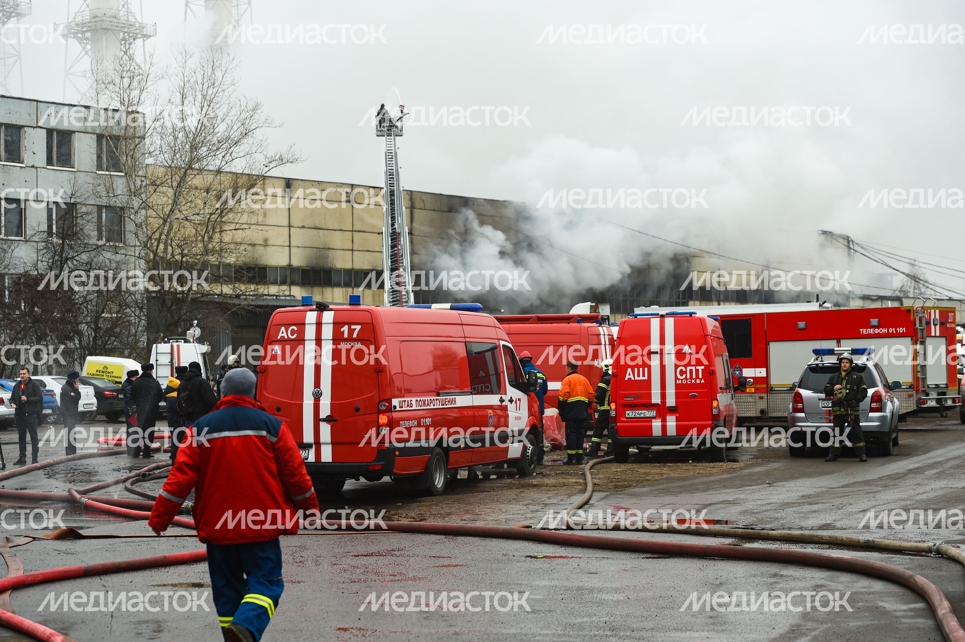 Пожар в складском помещении на улице Маршала Прошлякова в Москве